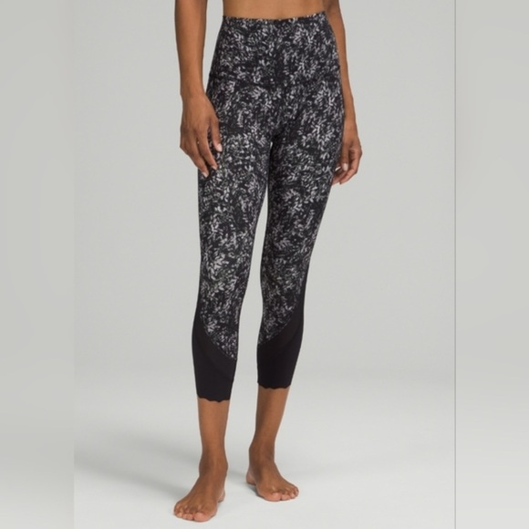 Lululemon Wunder Under Crop II (Special Edition)Scallop size 2-4 - Picture 1 of 13